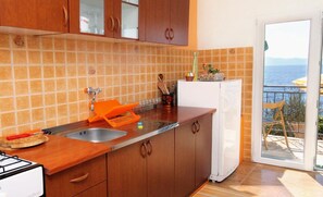 Kühlschrank, Ofen, Herdplatte, Esstisch