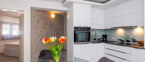 Kühlschrank, Ofen, Herdplatte, Geschirrspüler