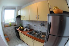 Kjøleskap, ovn, kokeplater og spisebord