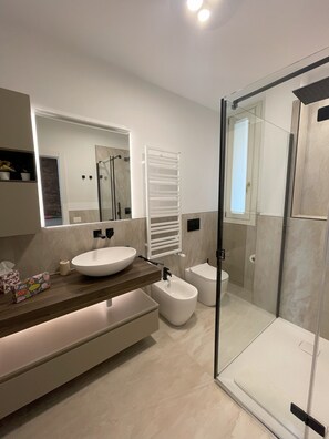 Douche, sèche-cheveux, bidet, serviettes fournies