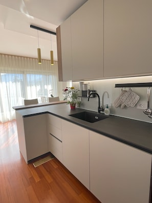 Réfrigérateur, four à micro-ondes, un four, surface de cuisson