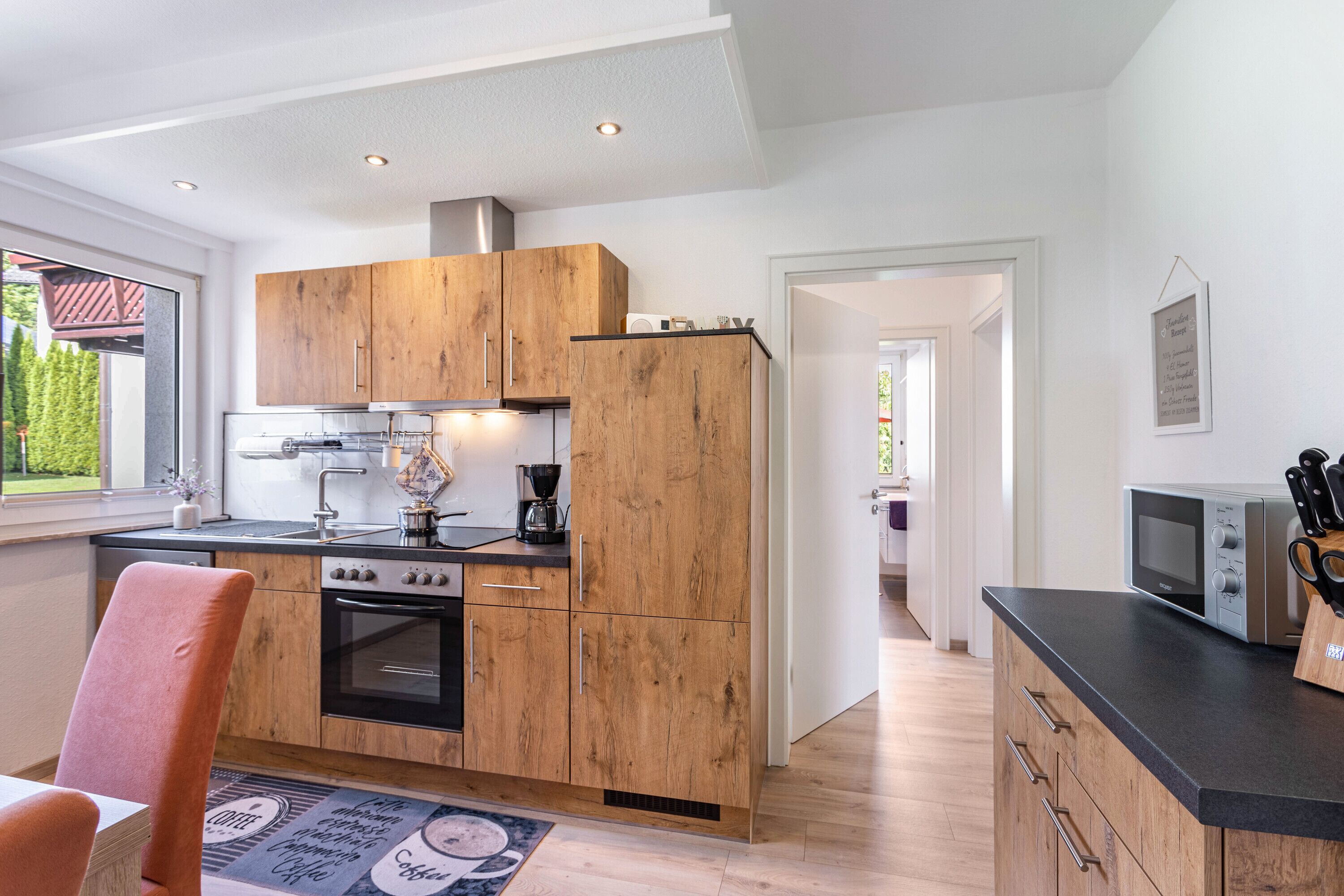 Een koelkast, een magnetron, een oven, een vaatwasser