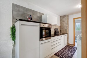 Refrigerador, horno, parrilla de estufa y cafetera y tetera 