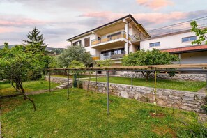 Property grounds - Charming Lovran Apartments with Wonderful Sea View - Two Bedroom Apartment (Lovran)