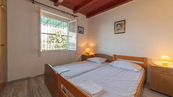 2 bedrooms, travel crib, WiFi (free)