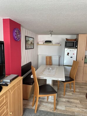 Dining - Holiday Home 'Ferienwohnung Neuruppin' with Private Terrace and Wi-Fi (Neuruppin)