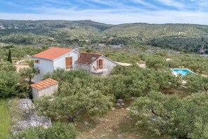 Exterior - Holiday home House of the Sun - Three Bedroom Holiday Home with Pool (Sutivan)