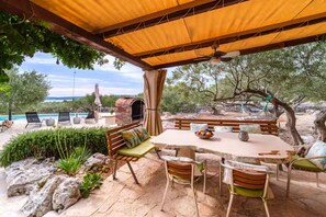 Outdoor dining - Holiday home House of the Sun - Three Bedroom Holiday Home with Pool (Sutivan)