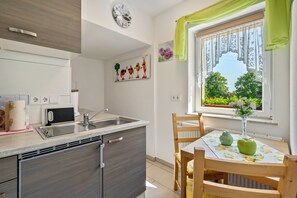 ثلاجة، موقد طهي مسطح، ماكينة لصنع القهوة/الشاي، غلّاية كهربائية