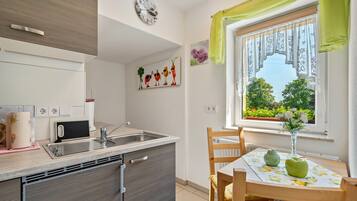 Fridge, stovetop, coffee/tea maker, electric kettle