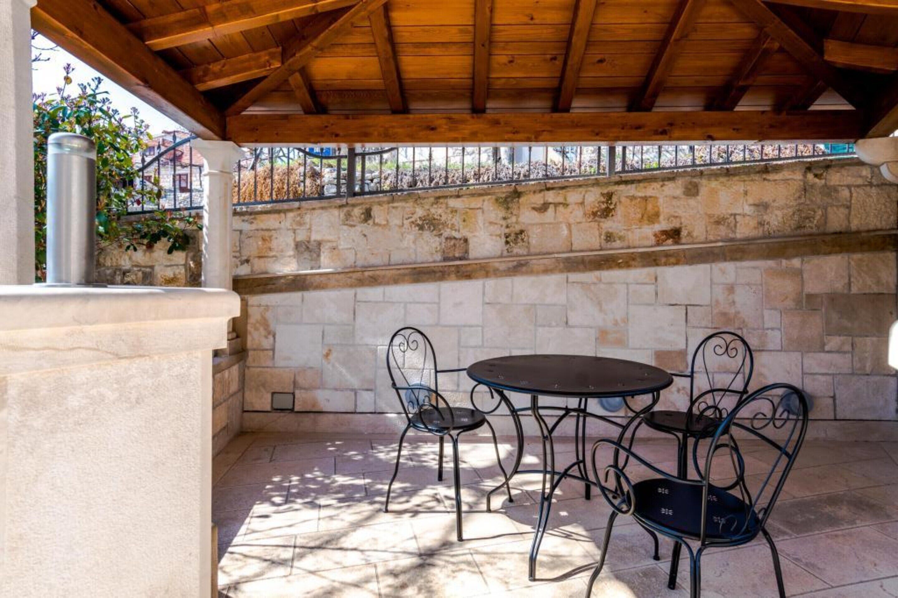 Apartment | Outdoor dining