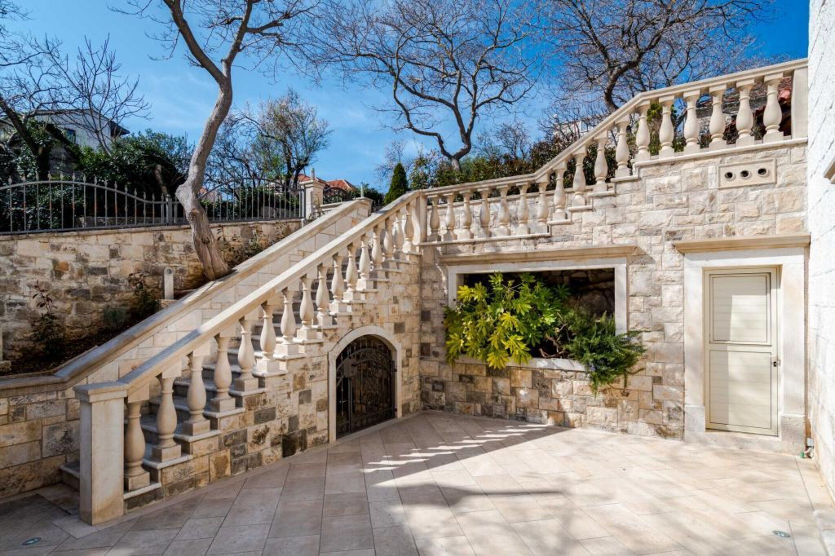 المنطقة المحيطة بالمنشأة