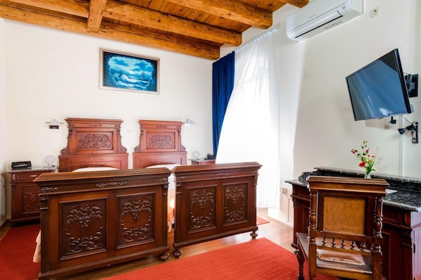 1 habitación y tabla de planchar con plancha