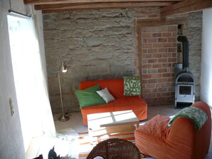 TV, fireplace - Apartment 'Ferienwohnung Sägespan' with Private Terrace, Shared Garden and Wi-Fi (Salem)