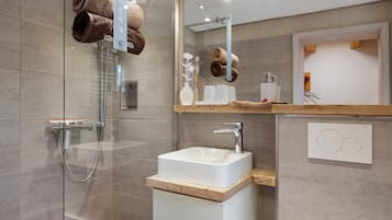 Dusche, Haartrockner, Handtücher