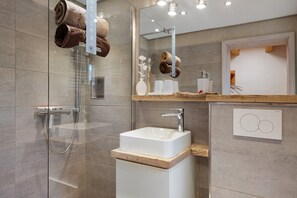 Dusche, Haartrockner, HandtĂŒcher