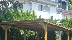 Een modern herenhuis met een overdekte patio.