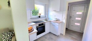 Réfrigérateur, four, plaque de cuisson, cafetière/bouilloire