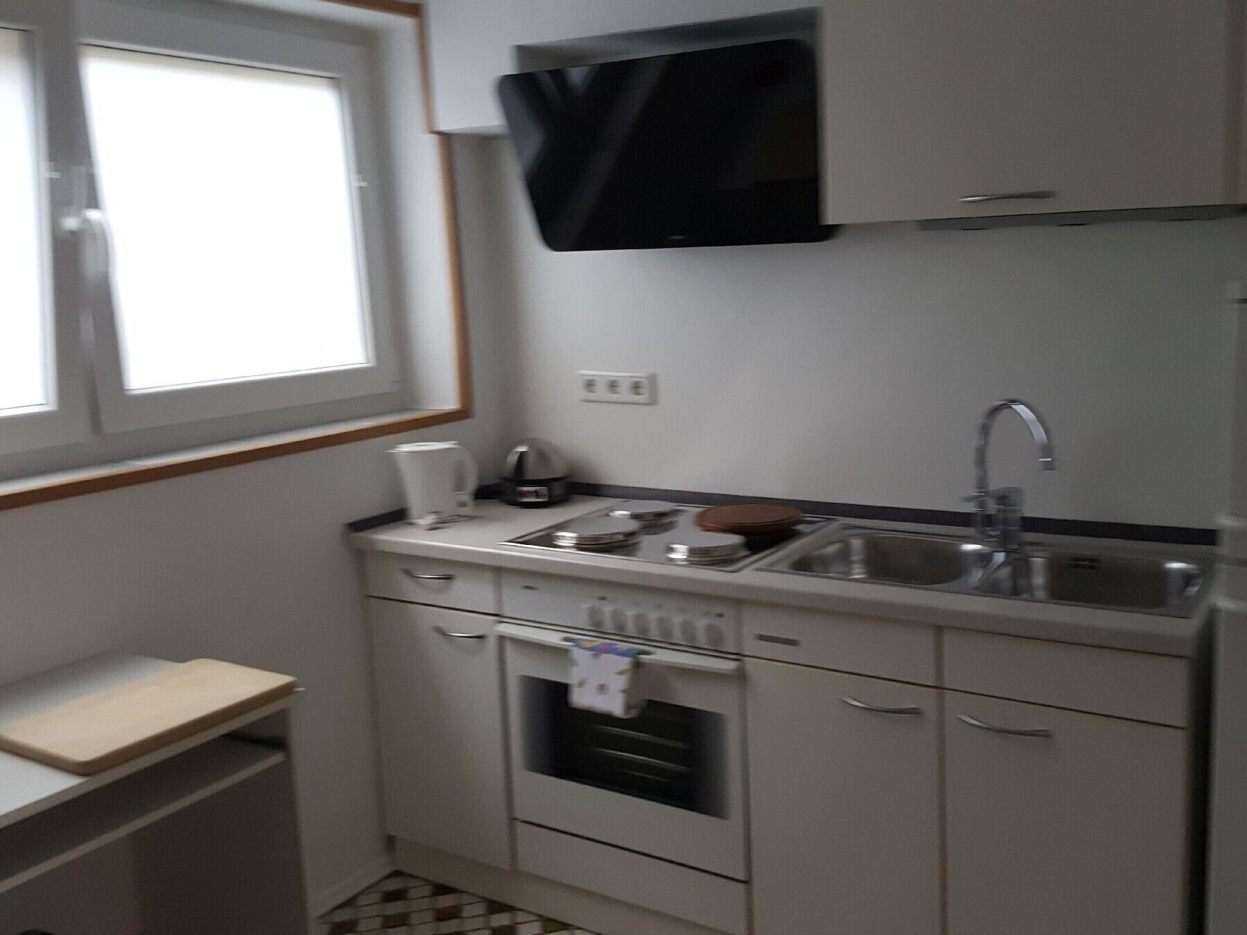 Frigorifero, microonde, piano cottura, macchina per tè/caffè