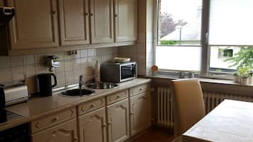 Kühlschrank, Mikrowelle, Herdplatte, Wasserkocher mit Kaffee-/Teezubehör