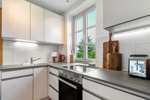 Jääkaappi, uuni, liesi, astianpesukone