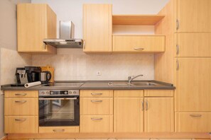 ثلاجة، فرن، موقد طهي مسطح، مائدة طعام