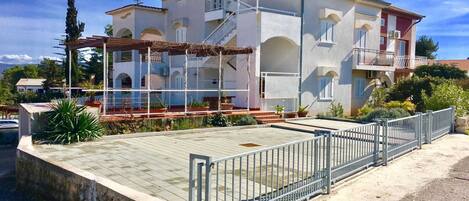 المنطقة المحيطة بالمنشأة