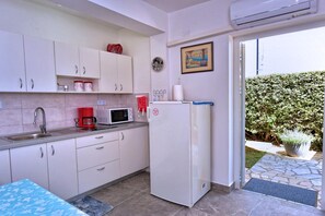 Réfrigérateur, micro-ondes, cafetière/bouilloire, tables à manger