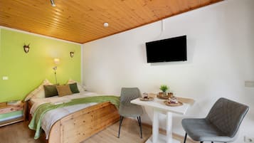 Tabla de planchar con plancha, wifi gratis y ropa de cama