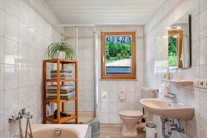 Douche, sèche-cheveux, serviettes fournies