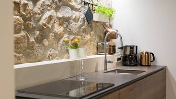 Fridge, oven, stovetop, coffee/tea maker