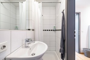 Dusche, Haartrockner, Handtücher