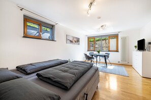 Une chambre à coucher moderne avec un lit, un bureau et une chaise.