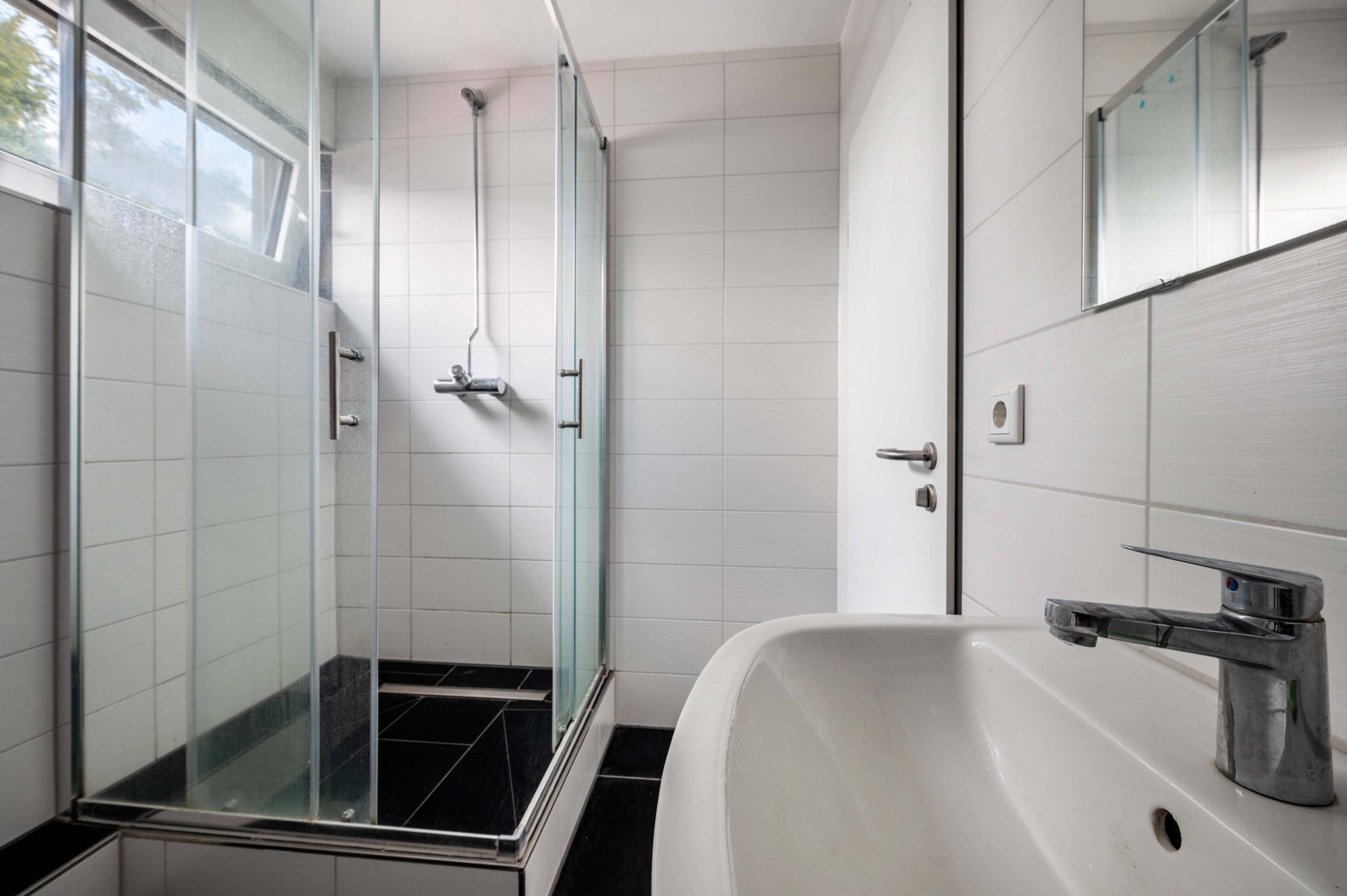 Een douche, handdoeken