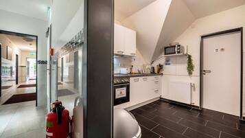 Køleskab, mikrobølgeovn, ovn, kogeplade