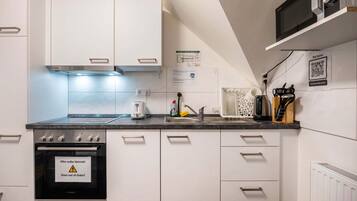 Køleskab, mikrobølgeovn, ovn, kogeplade