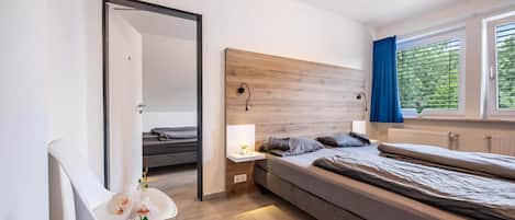 1 Schlafzimmer, Schreibtisch, Bettwäsche