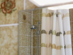 Ducha, secador de pelo y toallas