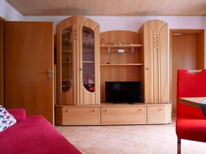 Een televisie en een tafeltennistafel