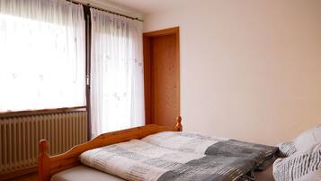 1 slaapkamer, een strijkplank/strijkijzer, gratis wifi, beddengoed