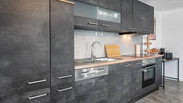 Kühlschrank, Mikrowelle, Ofen, Herdplatte