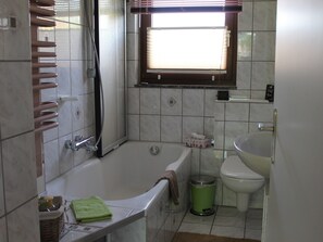 Douche, sèche-cheveux, serviettes fournies