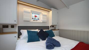 1 bedroom, bed sheets