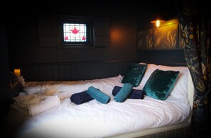 1 bedroom, bed sheets