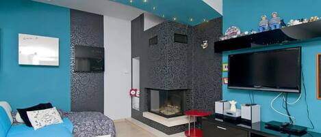 3 bedrooms, iron/ironing board, travel cot, free WiFi