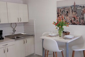 Wasserkocher mit Kaffee-/Teezubehör, Kühlschrank, Mikrowelle, Ofen