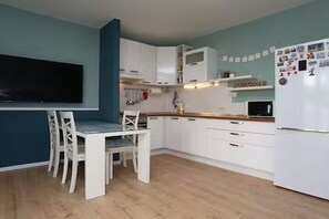 Kühlschrank, Mikrowelle, Ofen, Herdplatte