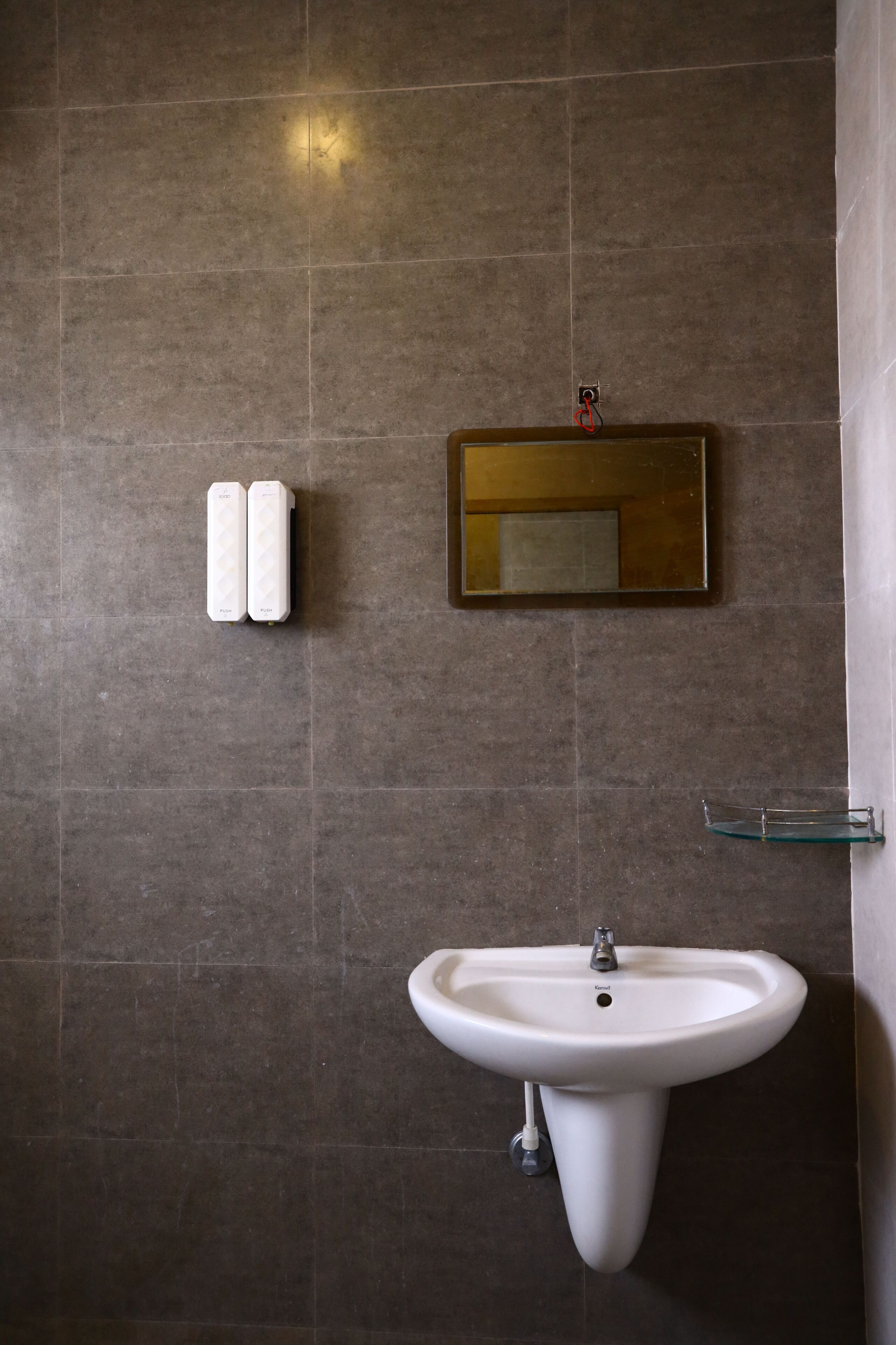 Habitación Deluxe doble | Baño | Ducha, artículos de higiene personal gratuitos, toallas y jabón