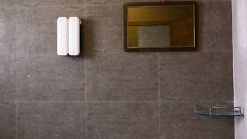 Habitación Deluxe doble | Baño | Ducha, artículos de higiene personal gratuitos, toallas y jabón