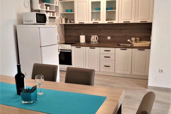 Réfrigérateur, four à micro-ondes, un four, surface de cuisson